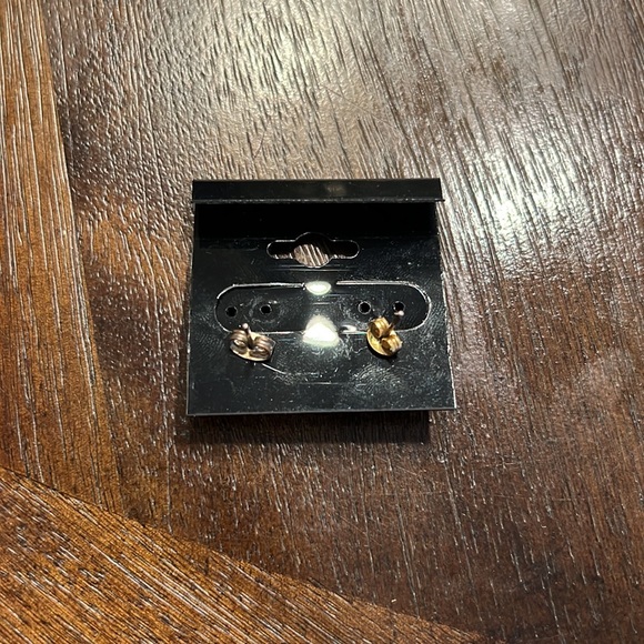 gorgeous sparkly stud earrings - Picture 3 of 3